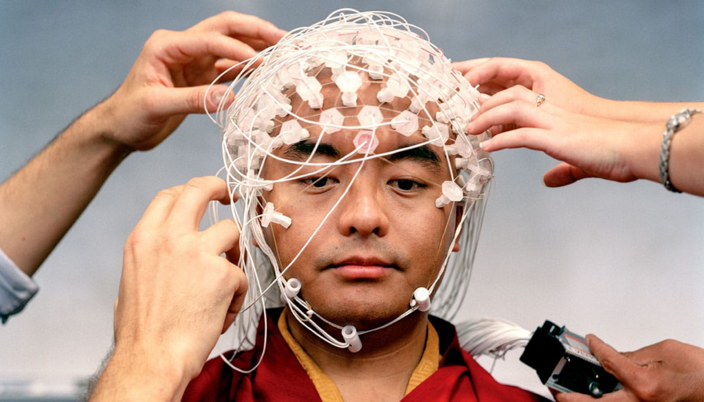 A tapasztalt meditáló, Yongey Mingyur rinpócse fejére 256 vékony elektródát helyeztek el, hogy meditáció közben mérjék az agyhullámait. Fotó: Brian Ulrich, 2002. Forrás: Lion's Roar